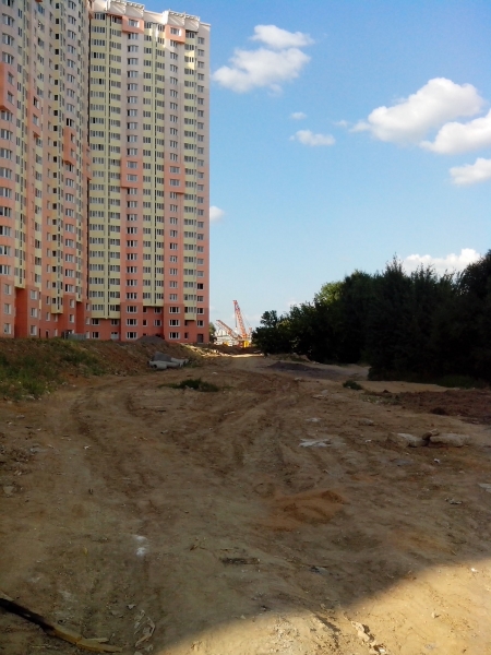 кран в кустах